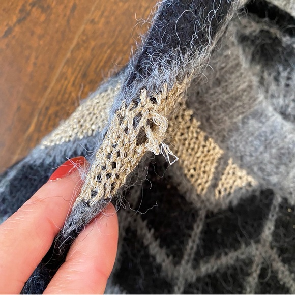 ❄️ CULTURE GREY BLACK GOLD CHEVRON LOOSE FIT KNIT SWEATER! - Picture 14 of 15